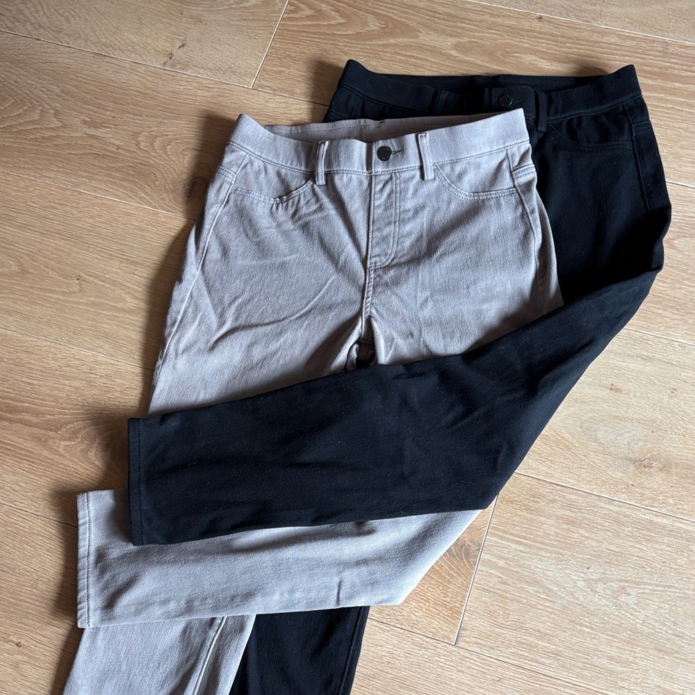 🦄 2 Pairs of Uniqlo pull-on pants - black and light grey - Picture 4 of 11